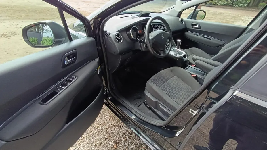 PEUGEOT 5008 -