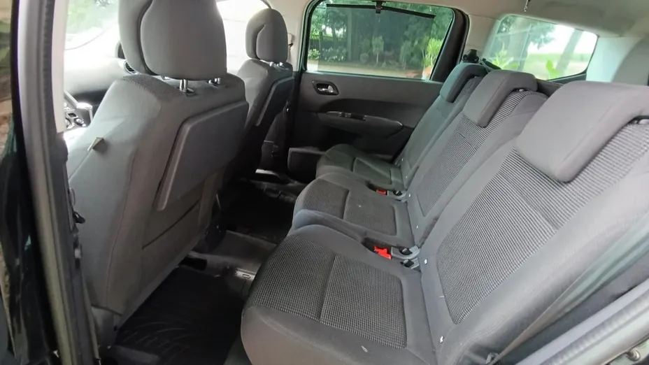 PEUGEOT 5008 -