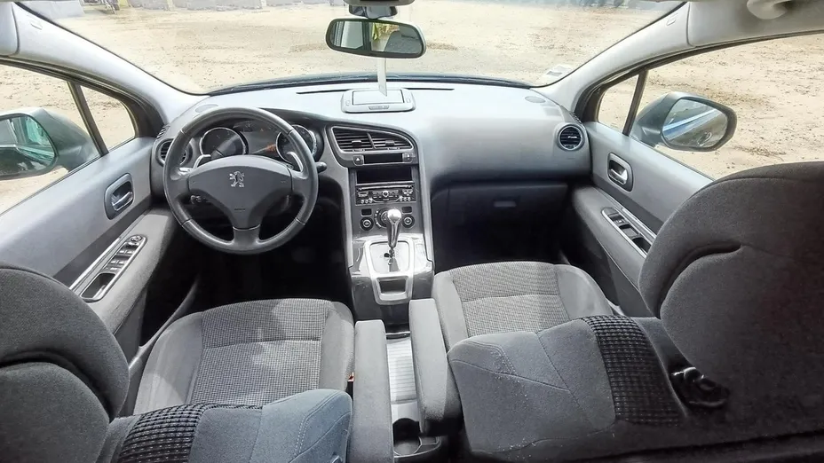 PEUGEOT 5008 -