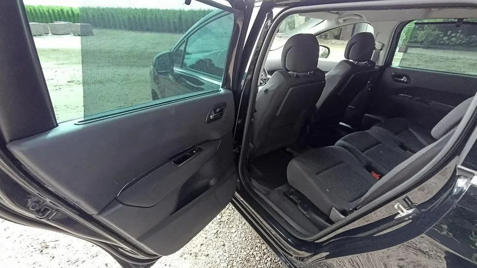 PEUGEOT 5008 -