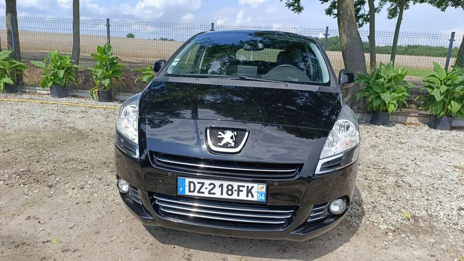 PEUGEOT 5008 -