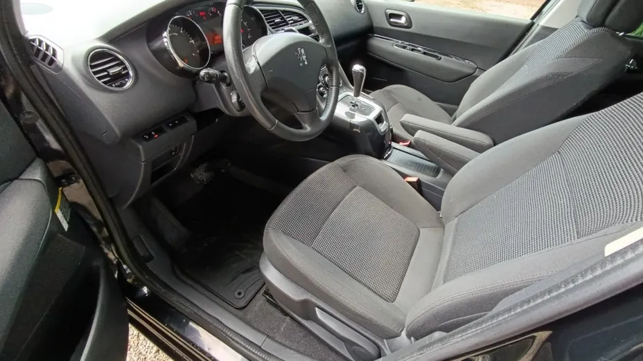 PEUGEOT 5008 -