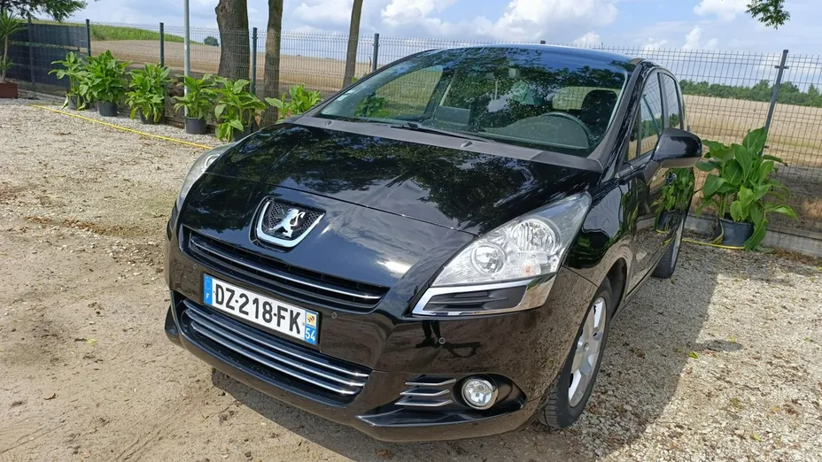 PEUGEOT 5008 -