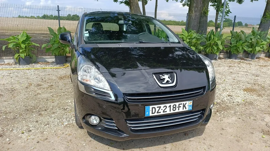 PEUGEOT 5008 -