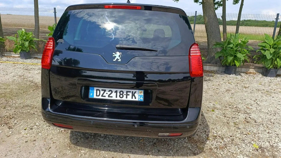PEUGEOT 5008 -