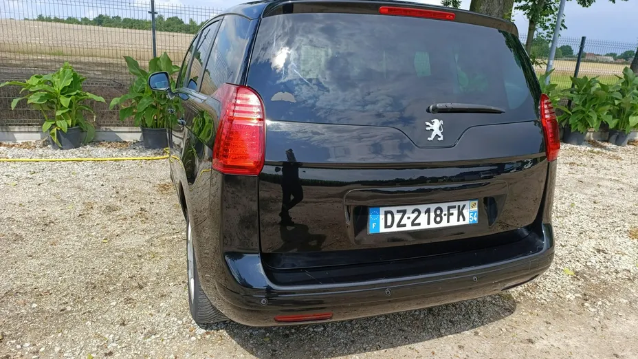 PEUGEOT 5008 -