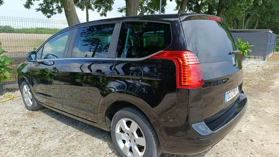 PEUGEOT 5008 -