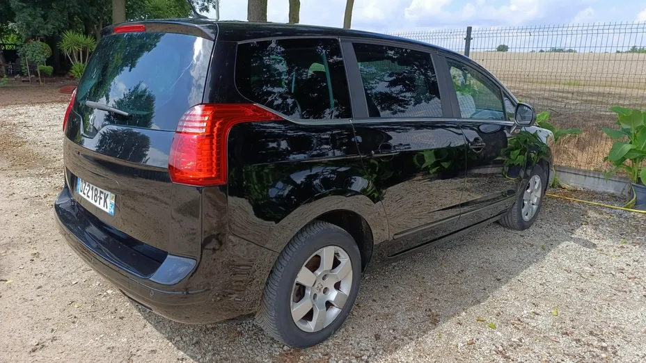 PEUGEOT 5008 -