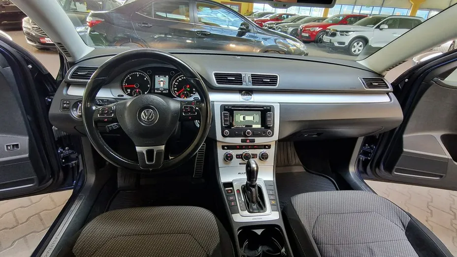 VOLKSWAGEN Passat -