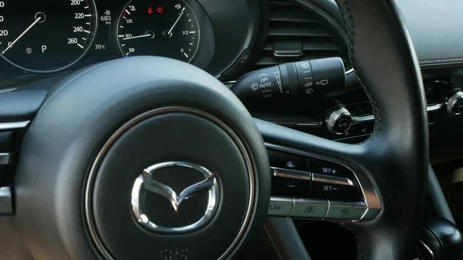 MAZDA 3 -