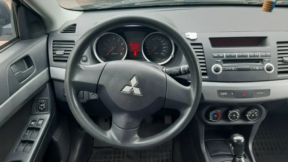 MITSUBISHI Lancer -
