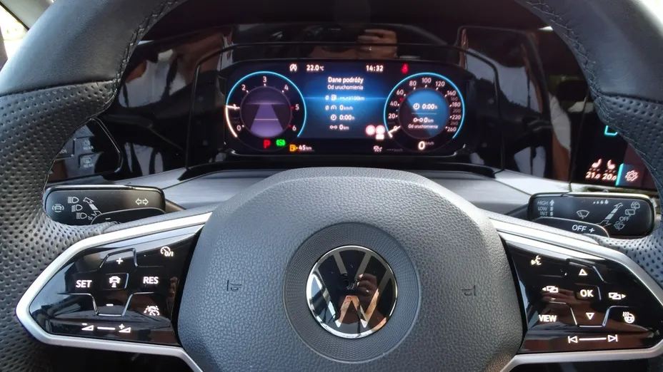 VOLKSWAGEN Golf -