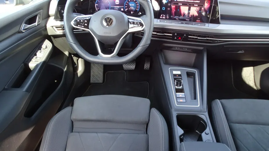 VOLKSWAGEN Golf -