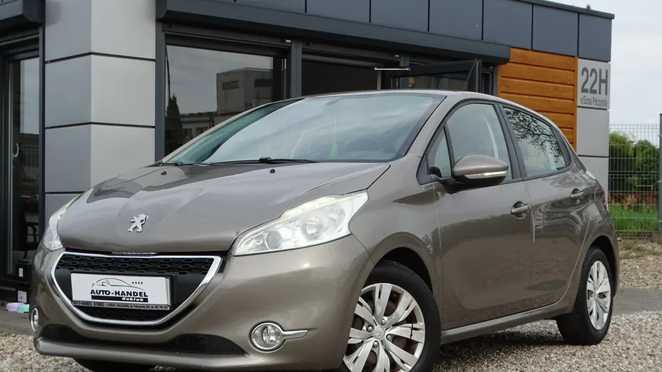 PEUGEOT 208 -