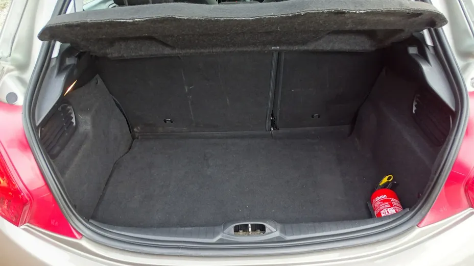 PEUGEOT 208 -