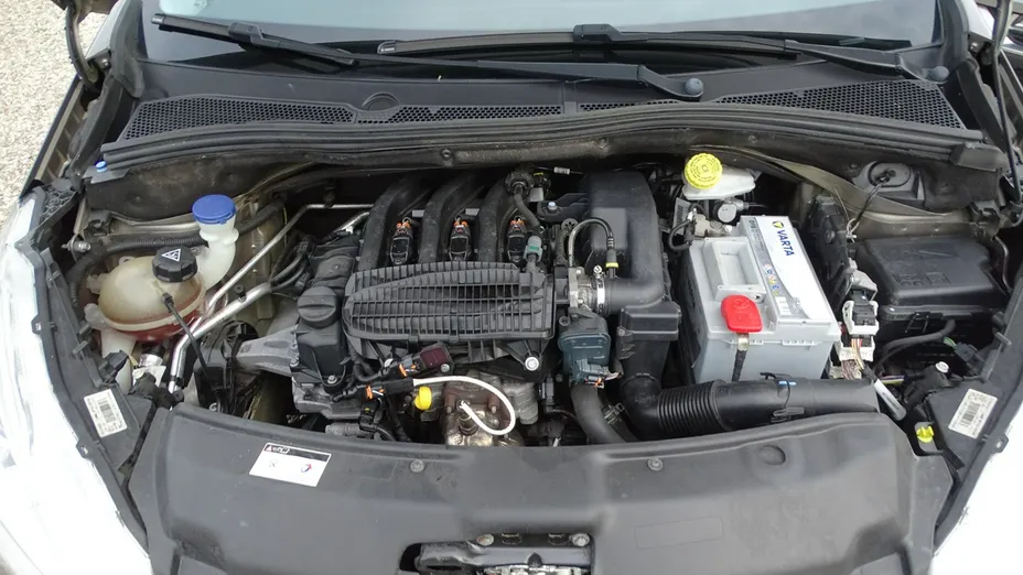 PEUGEOT 208 -