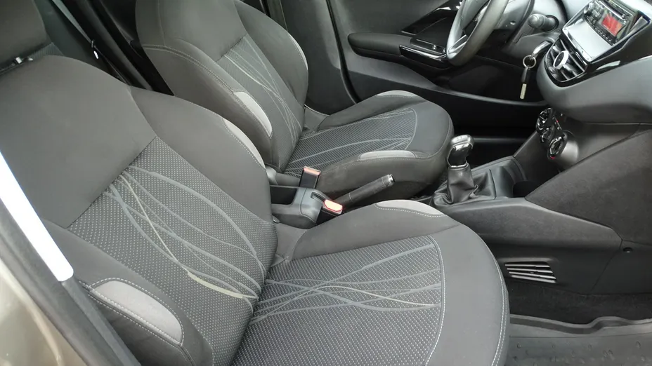 PEUGEOT 208 -