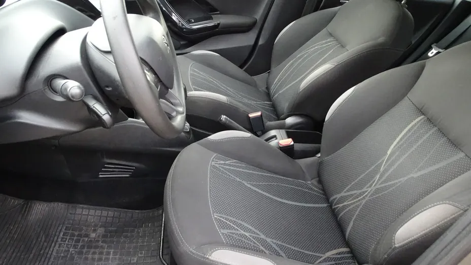 PEUGEOT 208 -
