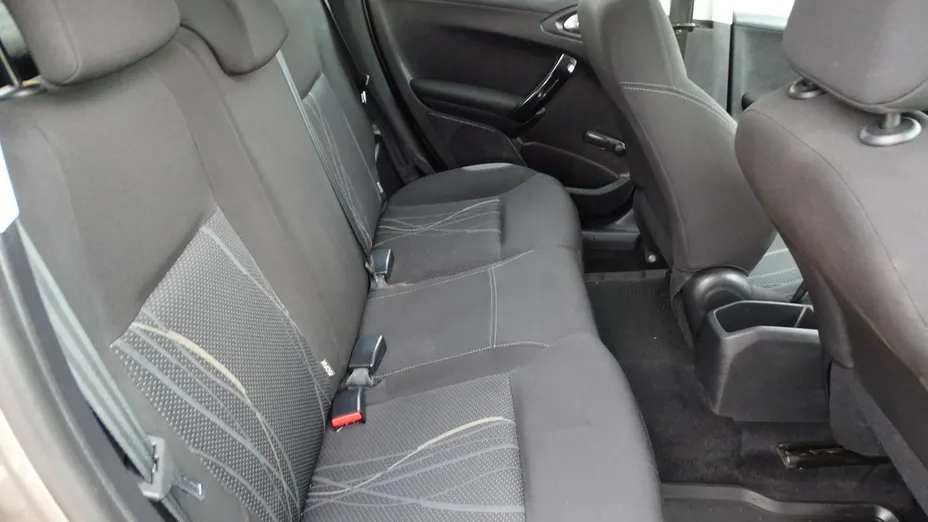 PEUGEOT 208 -