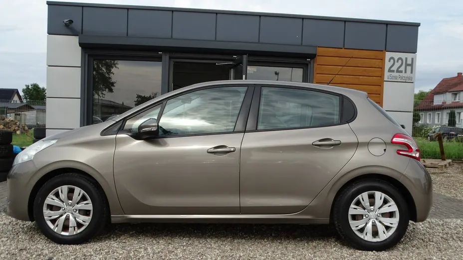 PEUGEOT 208 -