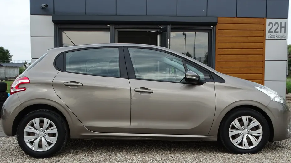 PEUGEOT 208 -