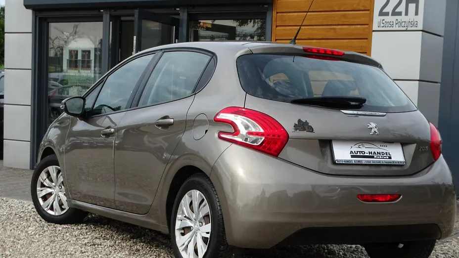 PEUGEOT 208 -