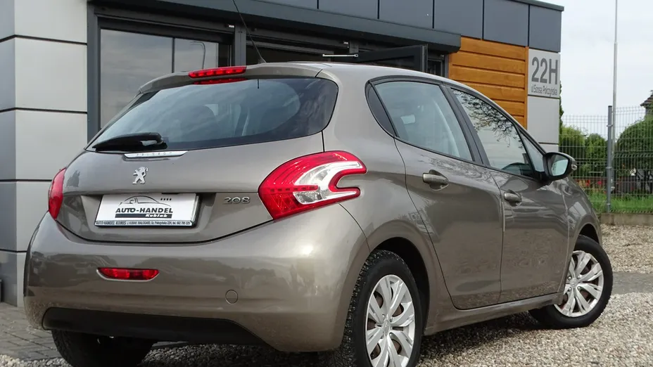 PEUGEOT 208 -