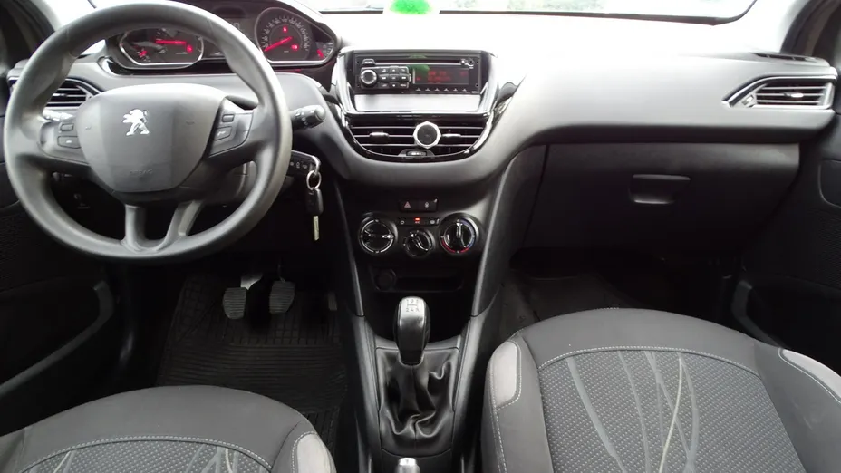 PEUGEOT 208 -
