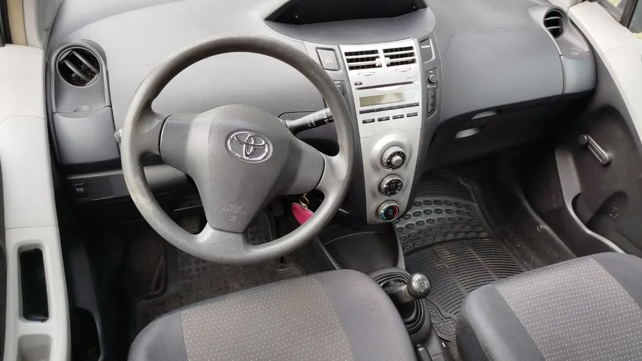 TOYOTA Yaris -