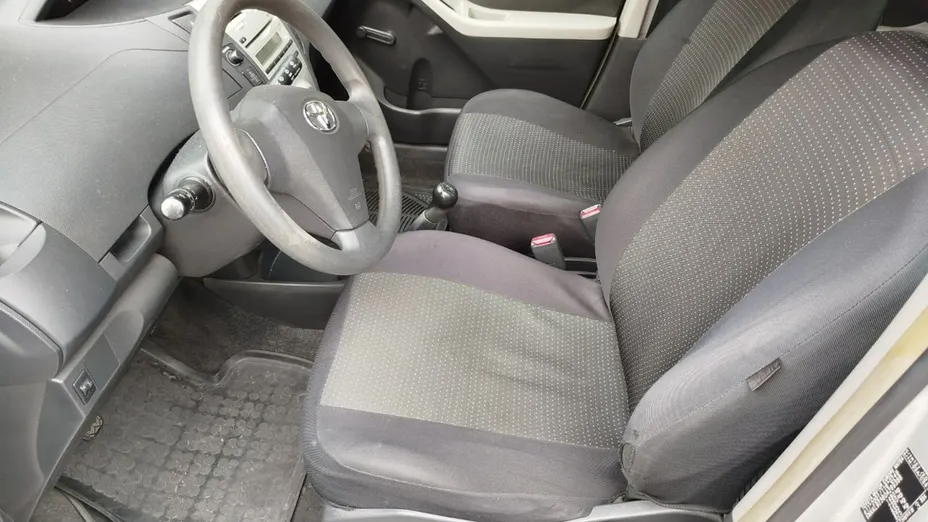 TOYOTA Yaris -
