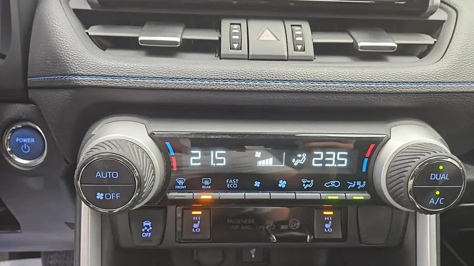 TOYOTA RAV4 -