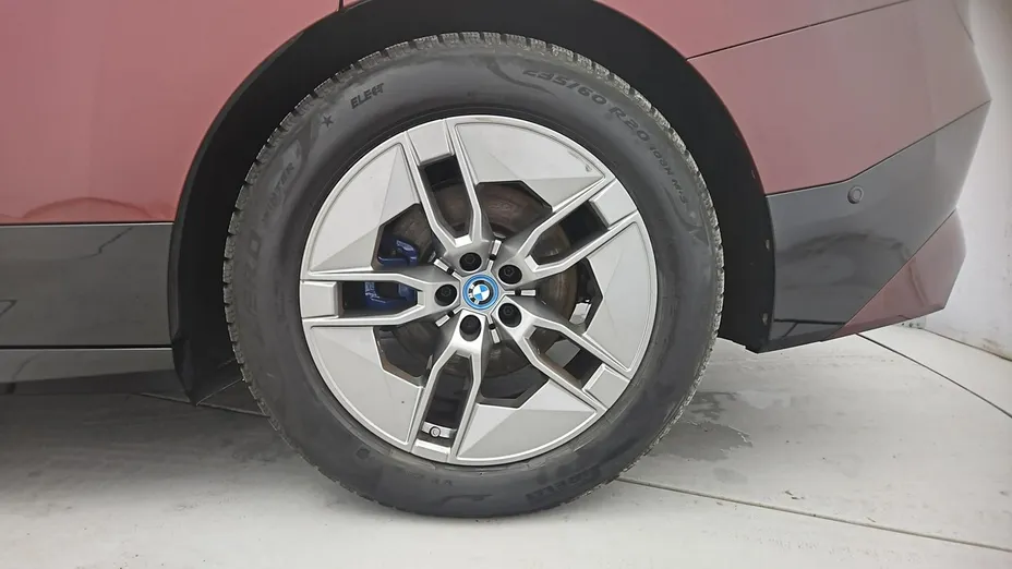 BMW iX -