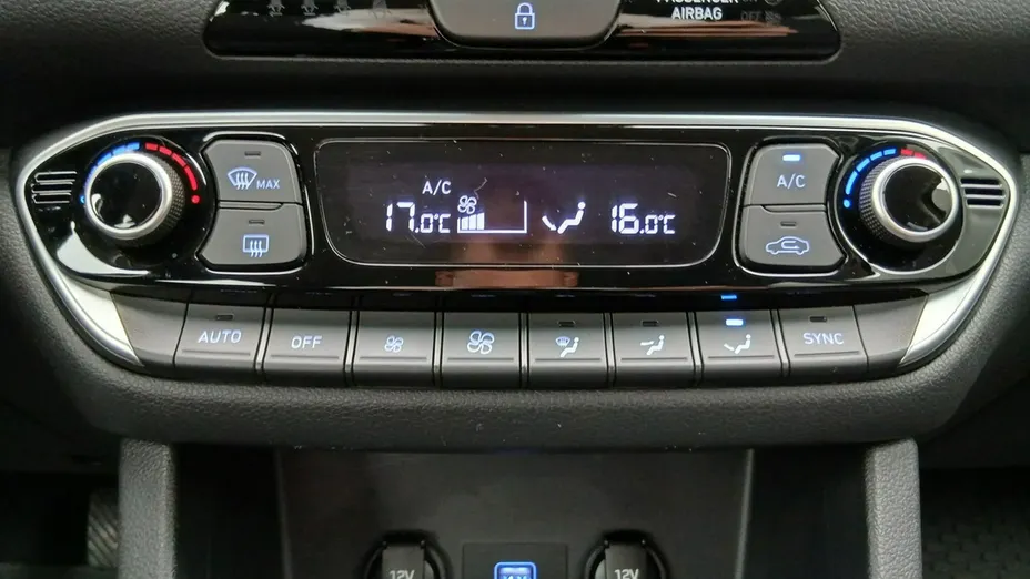 HYUNDAI i30 -