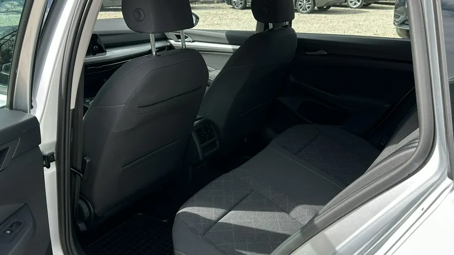 VOLKSWAGEN Golf -