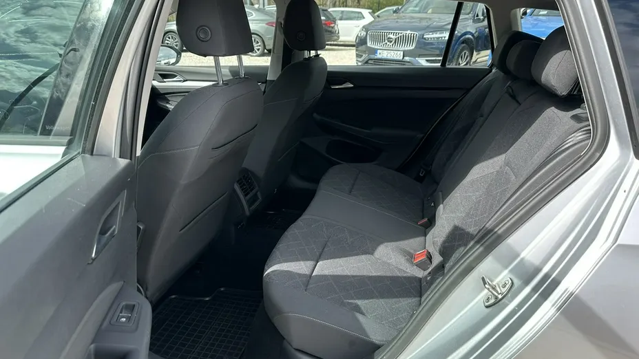 VOLKSWAGEN Golf -