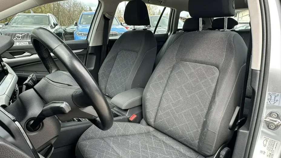VOLKSWAGEN Golf -