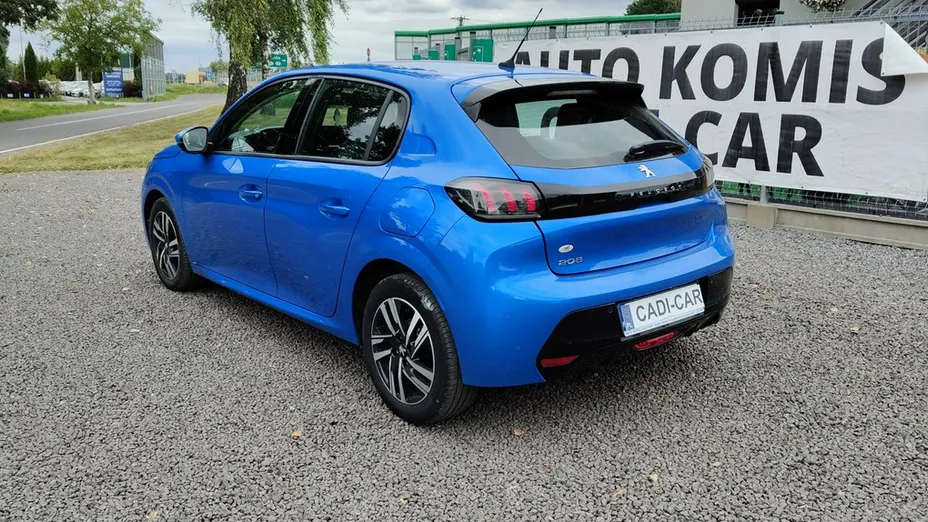 PEUGEOT 208 -