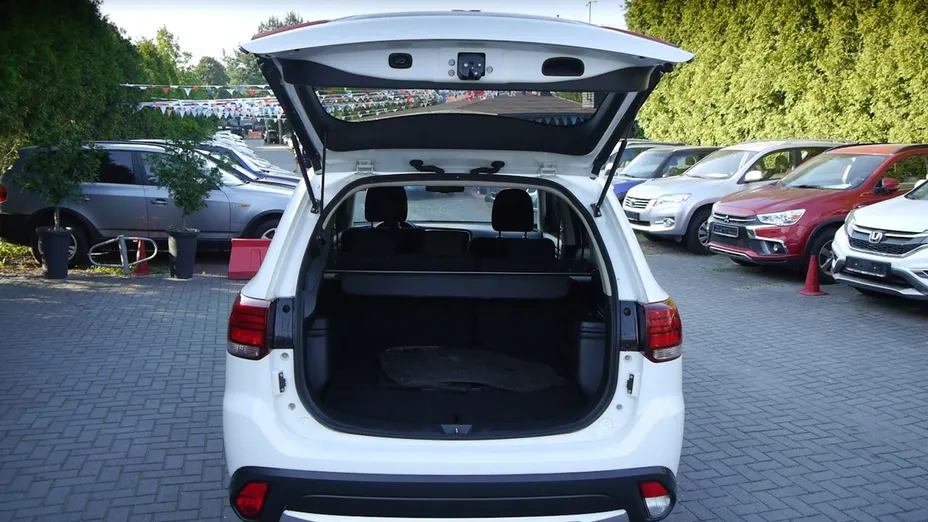 MITSUBISHI Outlander -