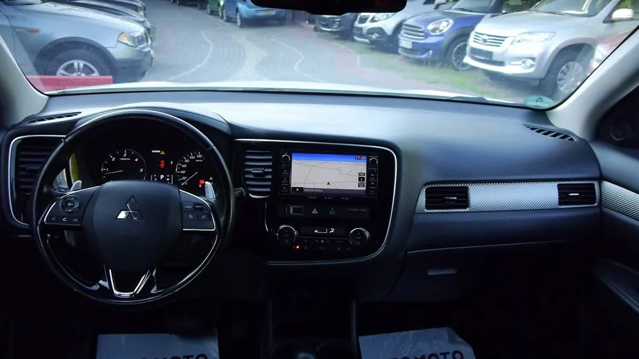 MITSUBISHI Outlander -