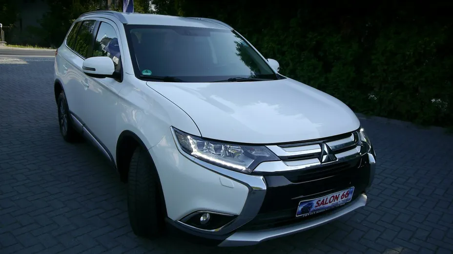 MITSUBISHI Outlander -