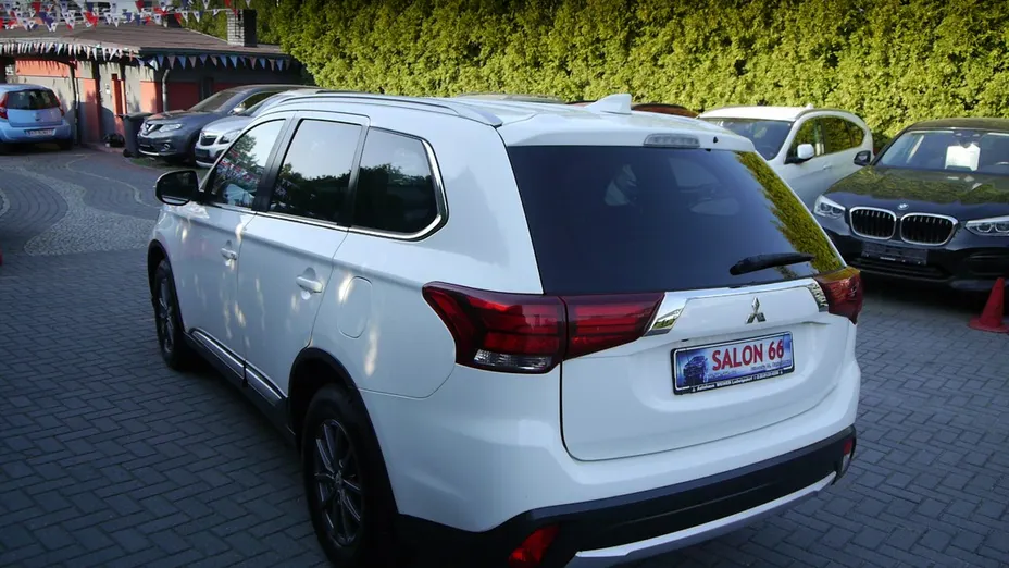 MITSUBISHI Outlander -