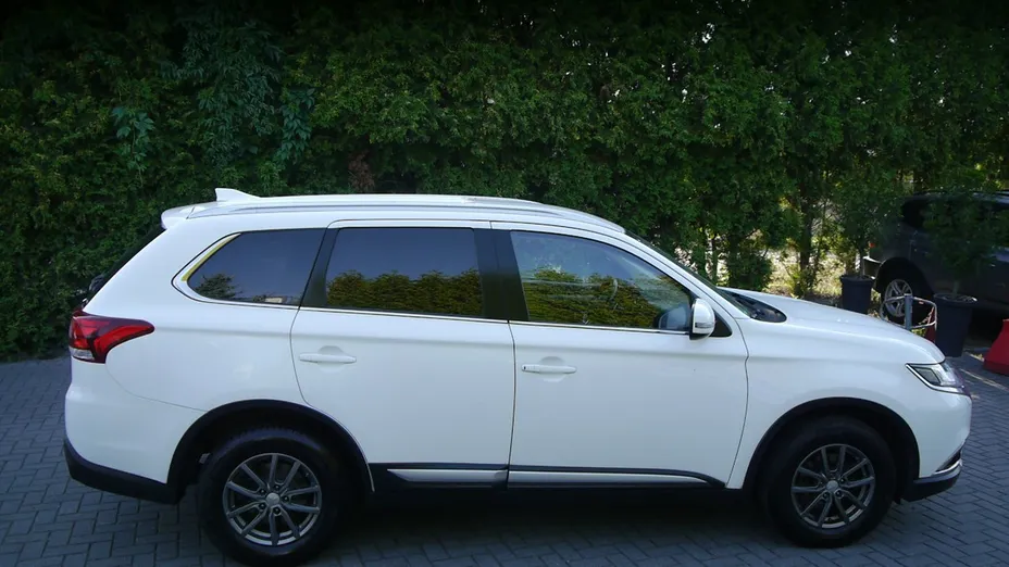MITSUBISHI Outlander -