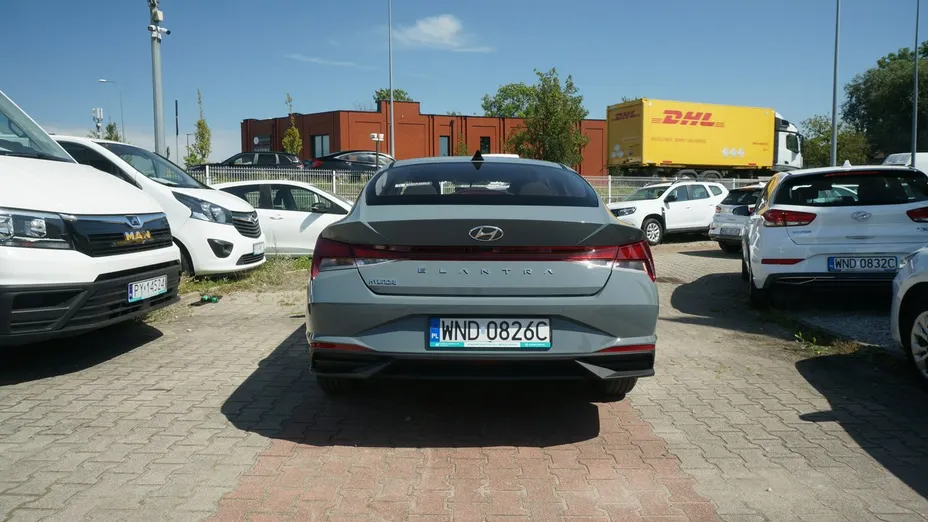 HYUNDAI Elantra -