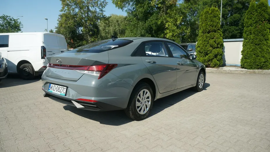 HYUNDAI Elantra -
