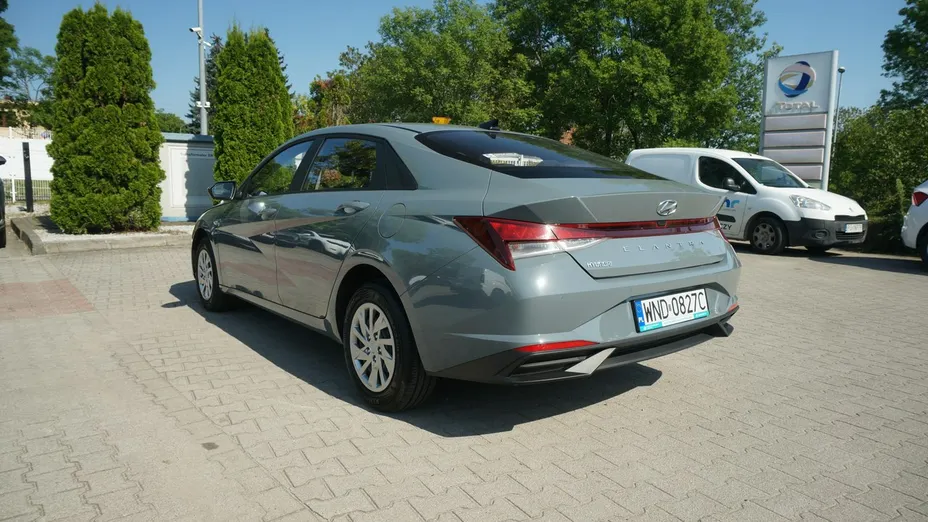 HYUNDAI Elantra -