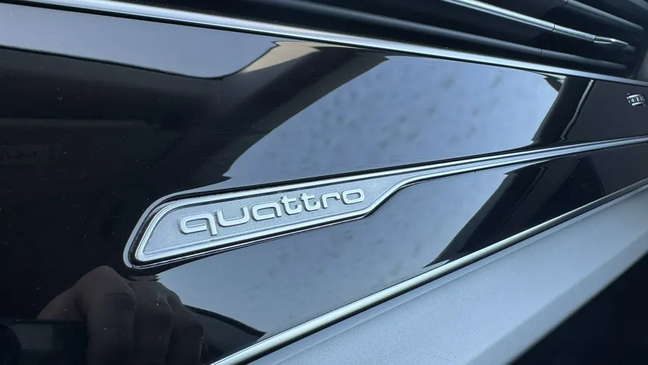 AUDI Q8 -