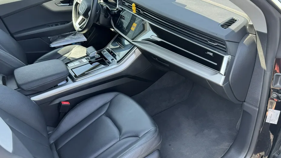 AUDI Q8 -