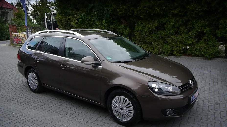VOLKSWAGEN Golf -
