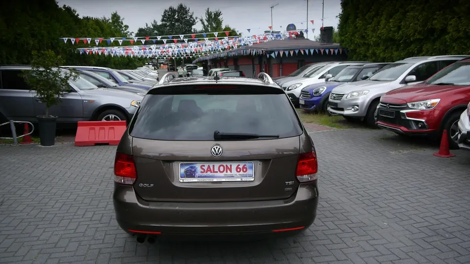 VOLKSWAGEN Golf -