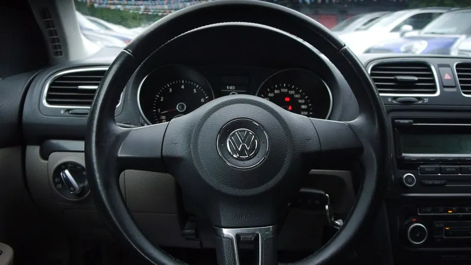 VOLKSWAGEN Golf -